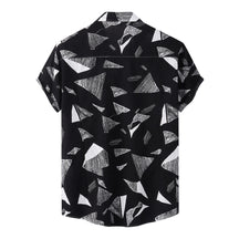 Camisa Manga Curta Marcanzzi Siena MZ588 em preto e branco com estampa geométrica, tecido leve e confortável, estilo moderno e versátil.