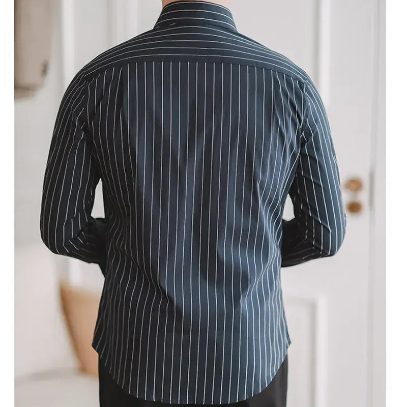 Camisa Social Listrada Masculina Marcanzzi MZ084, slim fit, algodão premium, toque suave, respirável, ideal para trabalho e eventos, durável e elegante.