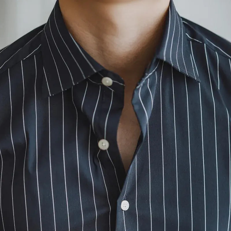 Camisa Social Listrada Masculina Marcanzzi MZ084, slim fit, algodão premium, toque suave, respirável, ideal para trabalho e eventos, durável e elegante.