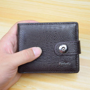 Carteira Masculina de Couro com Botão Marcanzzi RZ493 feita em couro premium, com fechamento em botão e design compacto para organização prática.