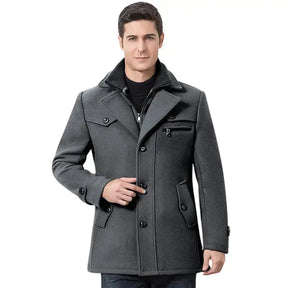 Casaco Masculino Grife Marcanzzi MZ132 em algodão e lã premium, corte inspirado no clássico britânico, resistente e leve para elegância em qualquer ocasião.