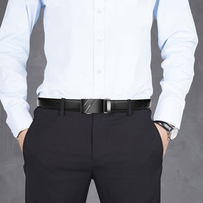 Cinto Masculino Couro Romenzi Altivo RZ466 com fivela esculpida e couro legítimo, ideal para compor visuais elegantes com estilo e durabilidade.
