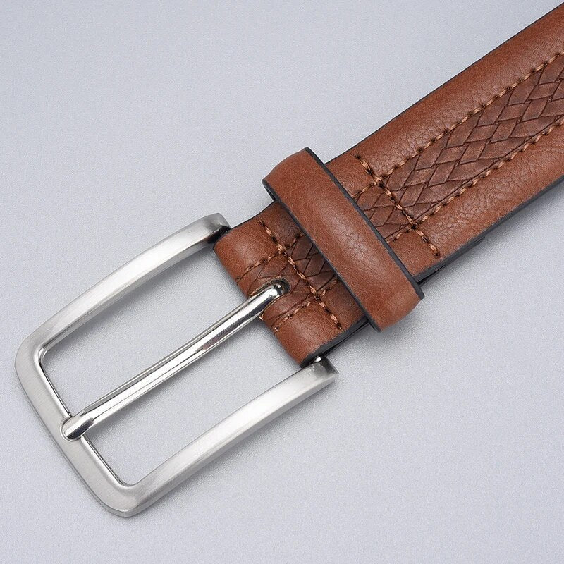 Cinto Masculino Couro Romenzi Atemporal RZ462 com visual clássico, ideal para compor looks autênticos com sofisticação e qualidade duradoura.