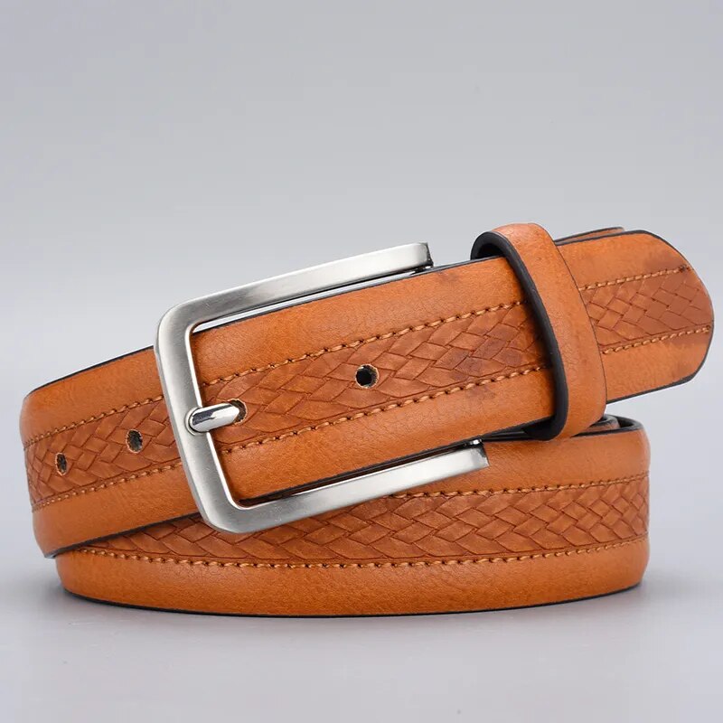 Cinto Masculino Couro Romenzi Atemporal RZ462 com visual clássico, ideal para compor looks autênticos com sofisticação e qualidade duradoura.