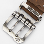 Cinto Masculino de Couro Romenzi Denim RZ459 artesanal com couro de bison e fivela metálica, perfeito para looks casuais ou sociais com estilo.