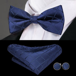 Gravata Borboleta Estampada Marcanzzi MZ452 com design exclusivo, nó pronto, abotoaduras e lenço para elegância e destaque em ocasiões formais.