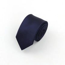Gravata Executiva Marcanzzi MZ454: design minimalista, alta qualidade, corte moderno. Ideal para ambientes corporativos e eventos formais. Elegância garantida.