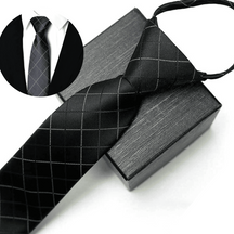 Gravata Marcanzzi Lumière MZ456 com design moderno e tecido de alta qualidade para elegância, charme e distinção em visuais masculinos.