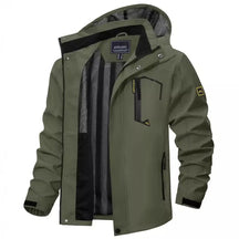 Jaqueta Impermeável Masculina Marcanzzi MZ323 com design moderno, tecido impermeável e respirável, caimento ergonômico e conforto leve para dias chuvosos.