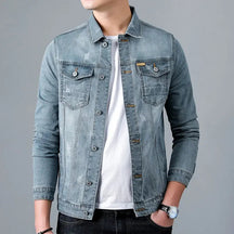 Jaqueta Jeans Denim Masculina Marcanzzi MZ153 em denim premium, resistente, leve e confortável, com costuras reforçadas e estilo clássico atemporal.