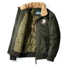 Jaqueta Masculina Acolchoada Adventure Marcanzzi MZ214 feita em materiais de alta qualidade, com forro acolchoado e design moderno para conforto no frio.