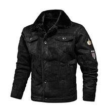 Jaqueta Masculina de Couro Marcanzzi Harbe MZ119 feita em couro legítimo, com interior em veludo e costuras reforçadas para elegância e durabilidade.