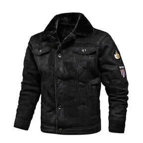 Jaqueta Masculina de Couro Marcanzzi Harbe MZ119 feita em couro legítimo, com interior em veludo e costuras reforçadas para elegância e durabilidade.