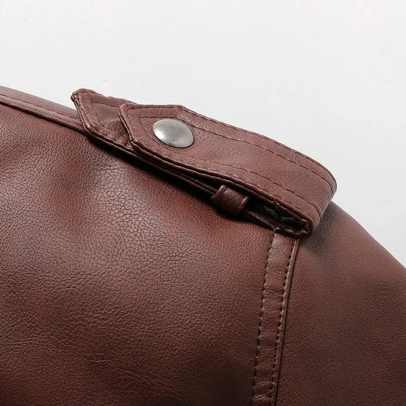 Jaqueta Masculina de Couro Original Marcanzzi MZ125 em couro legítimo, com capuz removível, costuras reforçadas e interior macio para durabilidade e elegância.