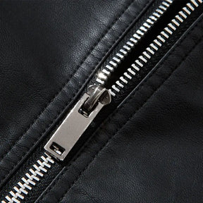 Jaqueta Masculina de Couro Marcanzzi Classic MZ117 feita em couro genuíno, com costuras reforçadas, interior macio e design sofisticado para dias frios.