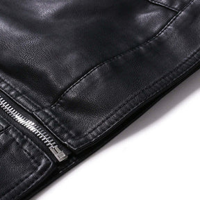 Jaqueta Masculina de Couro Marcanzzi Classic MZ117 feita em couro genuíno, com costuras reforçadas, interior macio e design sofisticado para dias frios.