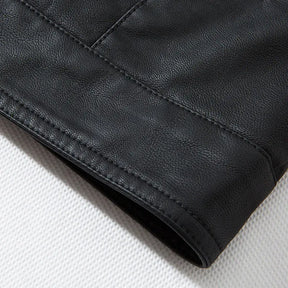 Jaqueta Masculina de Couro Marcanzzi Classic MZ117 feita em couro genuíno, com costuras reforçadas, interior macio e design sofisticado para dias frios.