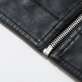 Jaqueta Masculina de Couro Marcanzzi Classic MZ117 feita em couro genuíno, com costuras reforçadas, interior macio e design sofisticado para dias frios.