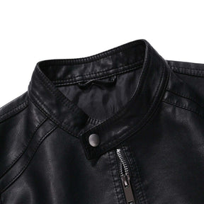 Jaqueta Masculina de Couro Marcanzzi Classic MZ117 feita em couro genuíno, com costuras reforçadas, interior macio e design sofisticado para dias frios.