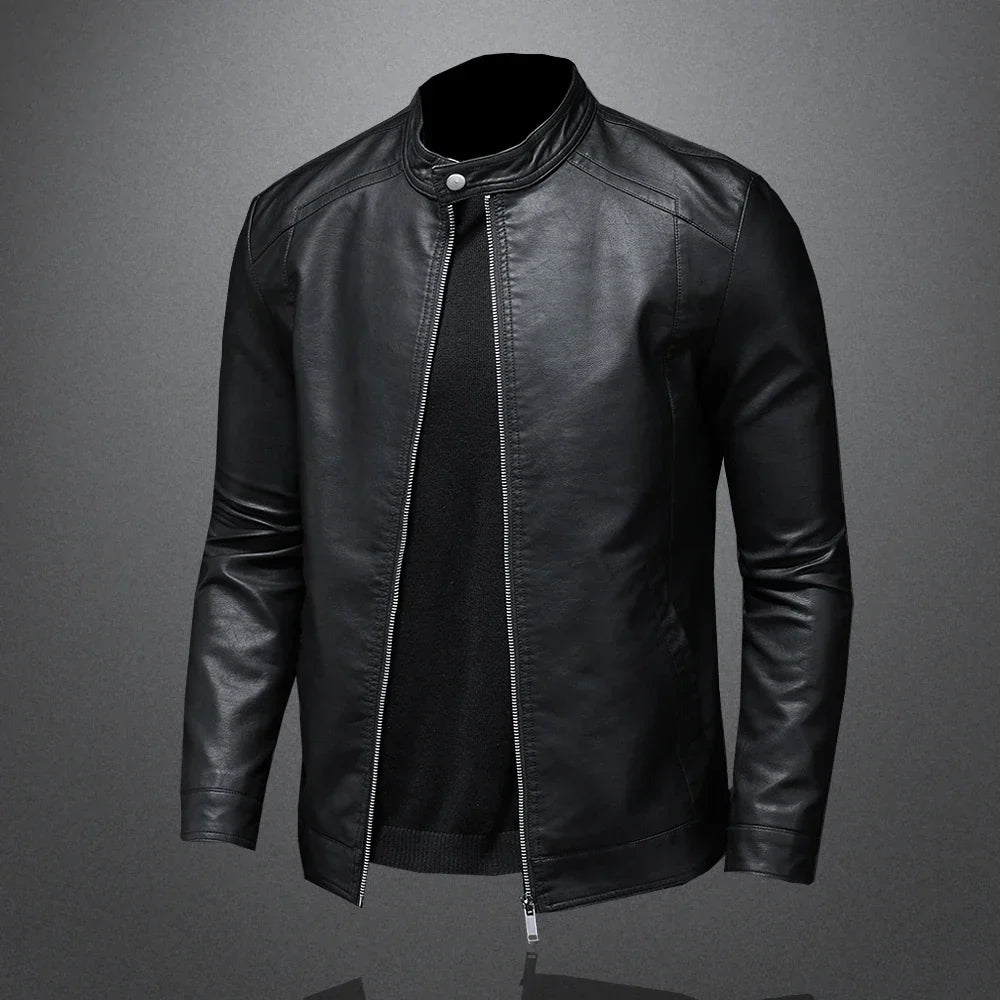 Jaqueta Masculina de Couro Marcanzzi Classic MZ117 feita em couro genuíno, com costuras reforçadas, interior macio e design sofisticado para dias frios.