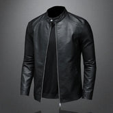 Jaqueta Masculina de Couro Marcanzzi Classic MZ117 feita em couro genuíno, com costuras reforçadas, interior macio e design sofisticado para dias frios.