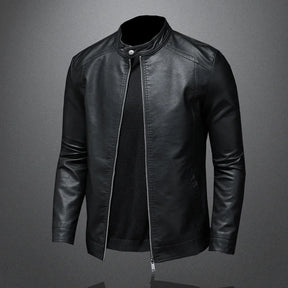 Jaqueta Masculina de Couro Marcanzzi Classic MZ117 feita em couro genuíno, com costuras reforçadas, interior macio e design sofisticado para dias frios.