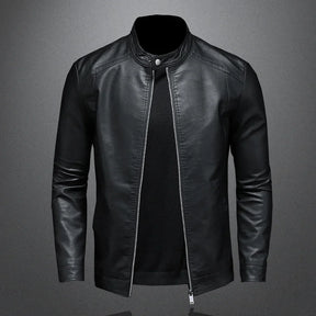 Jaqueta Masculina de Couro Marcanzzi Classic MZ117 feita em couro genuíno, com costuras reforçadas, interior macio e design sofisticado para dias frios.