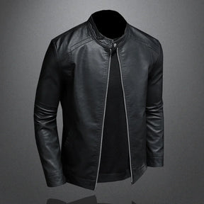Jaqueta Masculina de Couro Marcanzzi Classic MZ117 feita em couro genuíno, com costuras reforçadas, interior macio e design sofisticado para dias frios.