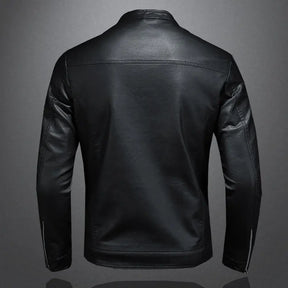 Jaqueta Masculina de Couro Marcanzzi Classic MZ117 feita em couro genuíno, com costuras reforçadas, interior macio e design sofisticado para dias frios.