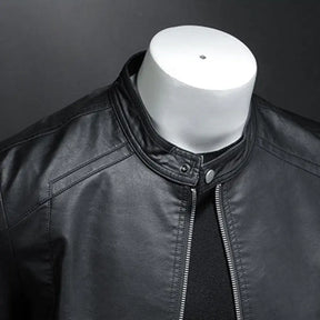 Jaqueta Masculina de Couro Marcanzzi Classic MZ117 feita em couro genuíno, com costuras reforçadas, interior macio e design sofisticado para dias frios.