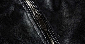 Jaqueta Masculina de Motoqueiro em Couro Marcanzzi MZ139 feita em couro resistente, com costuras reforçadas e design sofisticado para segurança e estilo.