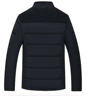 Jaqueta Puffer Masculina Grife Marcanzzi MZ148 em nylon e poliéster à prova d’água, silhueta ajustada, enchimento sintético e design moderno para o inverno.