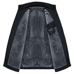 Jaqueta Puffer Masculina Grife Marcanzzi MZ148 em nylon e poliéster à prova d’água, silhueta ajustada, enchimento sintético e design moderno para o inverno.