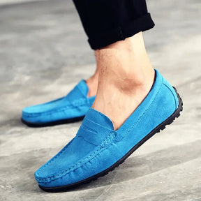 Mocassim Masculino Marcanzzi MZ305: elegância e conforto em camurça premium. Ideal para ocasiões casuais e formais. Durável, macio e sofisticado.