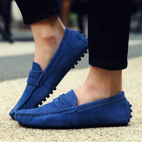 Mocassim Masculino Marcanzzi MZ305: elegância e conforto em camurça premium. Ideal para ocasiões casuais e formais. Durável, macio e sofisticado.