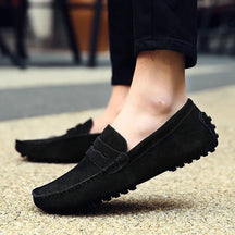 Mocassim Masculino Marcanzzi MZ305: elegância e conforto em camurça premium. Ideal para ocasiões casuais e formais. Durável, macio e sofisticado.