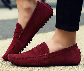Mocassim Masculino Marcanzzi MZ305: elegância e conforto em camurça premium. Ideal para ocasiões casuais e formais. Durável, macio e sofisticado.