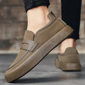 Mocassim Masculino de Camurça Marcanzzi MZ308 com acabamento refinado, palmilha acolchoada e solado antiderrapante para estilo e conforto.