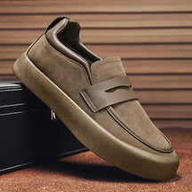 Mocassim Masculino de Camurça Marcanzzi MZ308 com acabamento refinado, palmilha acolchoada e solado antiderrapante para estilo e conforto.
