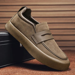 Mocassim Masculino de Camurça Marcanzzi MZ308 com acabamento refinado, palmilha acolchoada e solado antiderrapante para estilo e conforto.