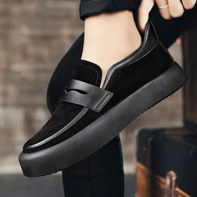 Mocassim Masculino de Camurça Marcanzzi MZ308 com acabamento refinado, palmilha acolchoada e solado antiderrapante para estilo e conforto.
