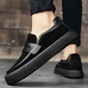 Mocassim Masculino de Camurça Marcanzzi MZ308 com acabamento refinado, palmilha acolchoada e solado antiderrapante para estilo e conforto.