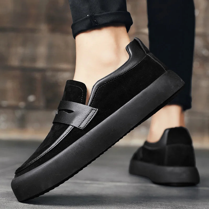 Mocassim Masculino de Camurça Marcanzzi MZ308 com acabamento refinado, palmilha acolchoada e solado antiderrapante para estilo e conforto.