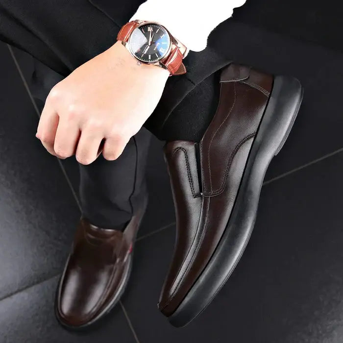 Mocassim Masculino de Couro Marcanzzi MZ303 com acabamento artesanal, palmilha macia e solado resistente para elegância e versatilidade.