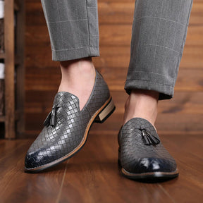 Mocassim Masculino de Couro Oxford Marcanzzi MZ307: conforto, estilo e durabilidade para ocasiões casuais ou formais. Palmilha acolchoada e solado flexível.