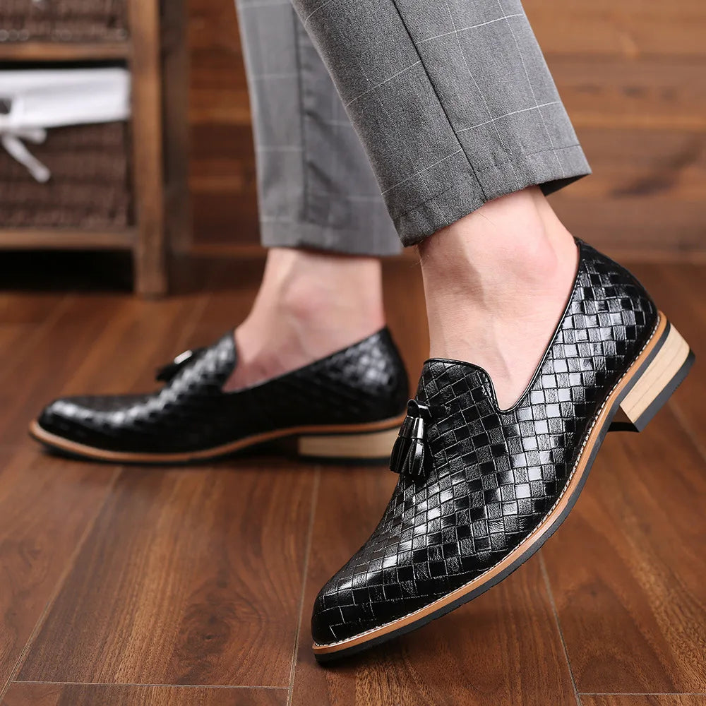 Mocassim Masculino de Couro Oxford Marcanzzi MZ307: conforto, estilo e durabilidade para ocasiões casuais ou formais. Palmilha acolchoada e solado flexível.