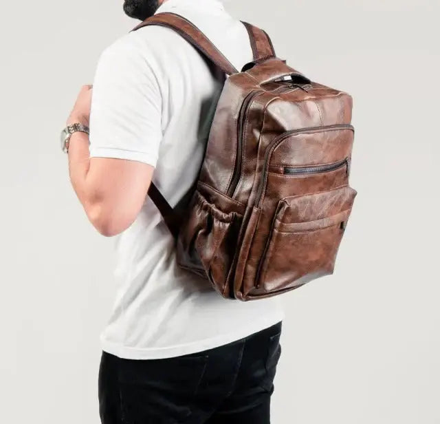 Mochila de Couro Masculina Marcanzzi MZ072 com porta USB, estrutura resistente à água e proteção antifurto ideal para trabalho e viagens