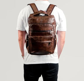 Mochila de Couro Masculina Marcanzzi MZ072 com porta USB, estrutura resistente à água e proteção antifurto ideal para trabalho e viagens