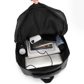 Mochila de Couro Masculina Marcanzzi MZ072 com porta USB, estrutura resistente à água e proteção antifurto ideal para trabalho e viagens