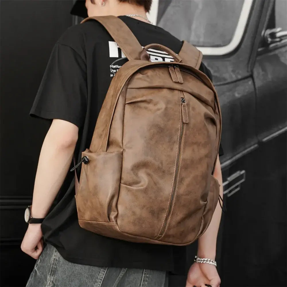 Mochila Executiva em Couro Marcanzzi Amsterdam MZ073 com visual elegante, organização funcional e acabamento premium para rotina profissional.